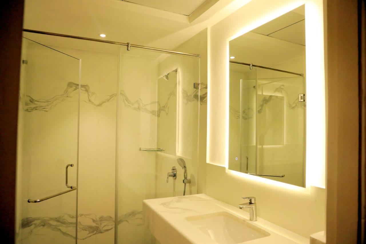 Hotel Deccan Serai Grande, Gachibowli, Hajdarabad Zewnętrze zdjęcie