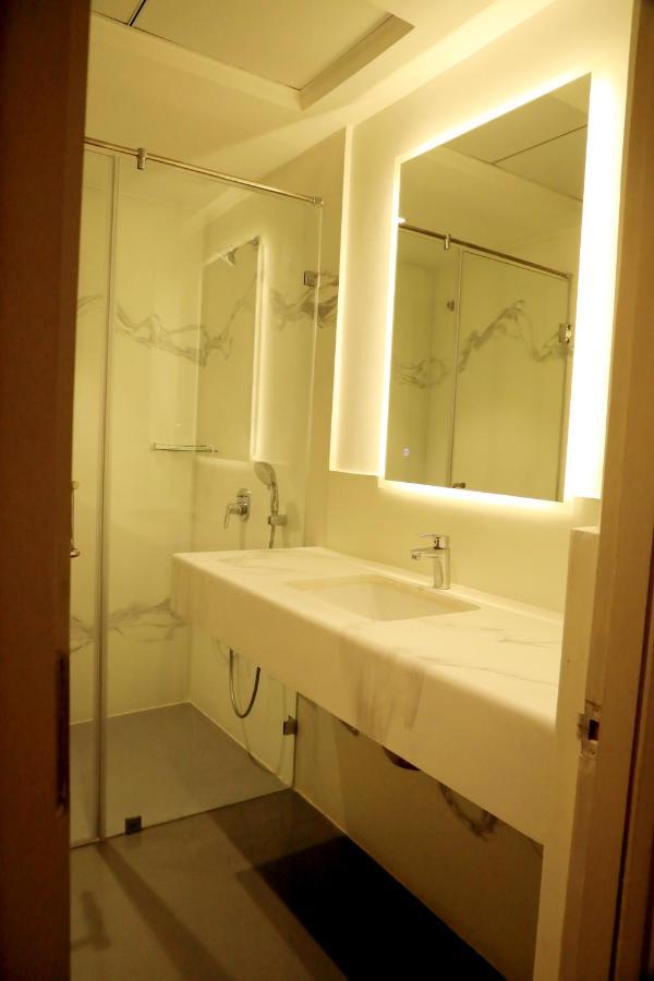 Hotel Deccan Serai Grande, Gachibowli, Hajdarabad Zewnętrze zdjęcie